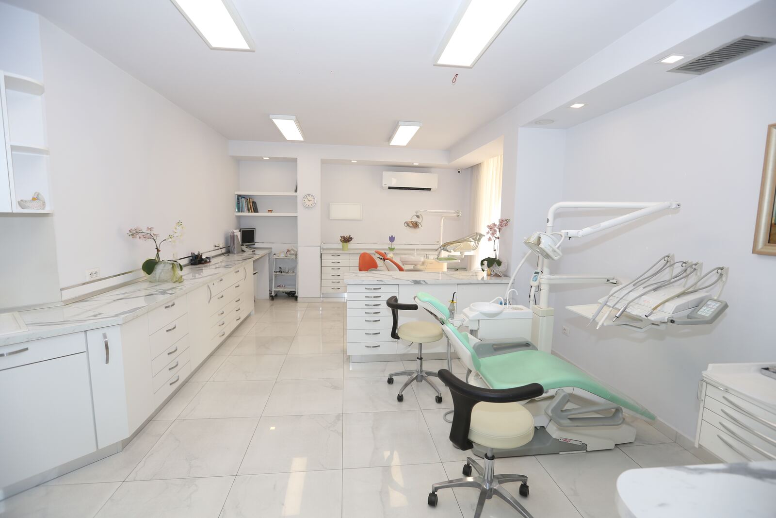 Dental chair and treatment setup